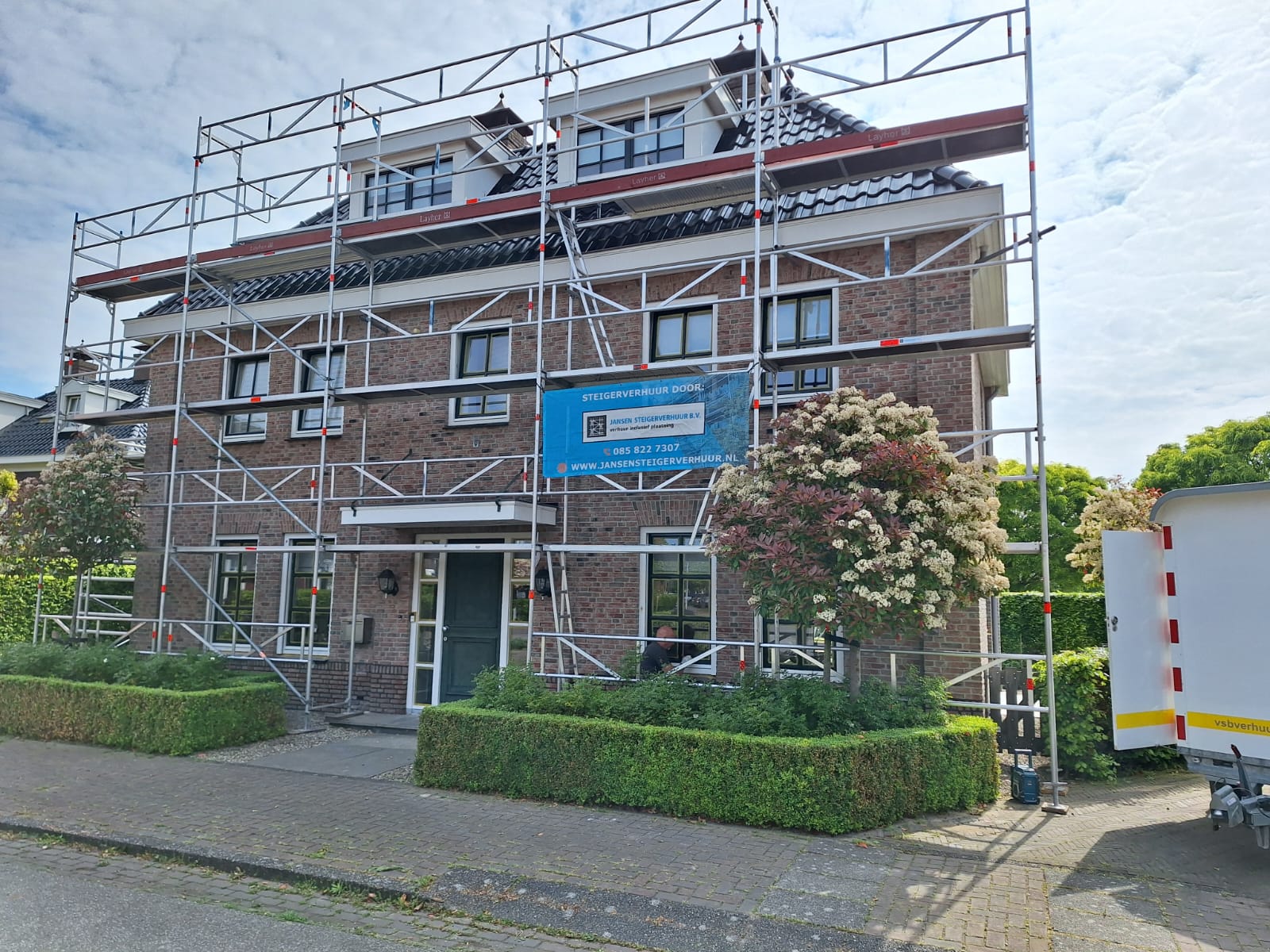 Woning in Utrecht volledig in de steigers voor buitenschilderwerk